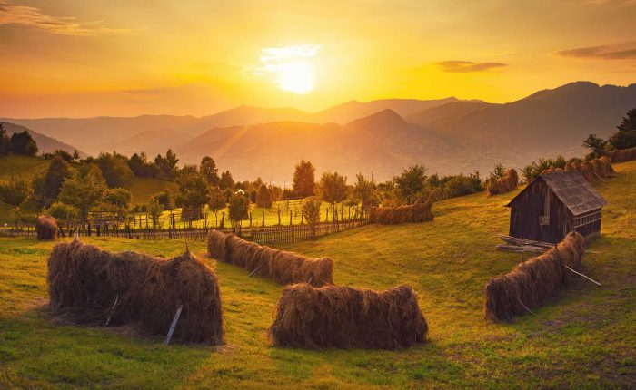 Peisaj de toamnă în Bucovina, România.